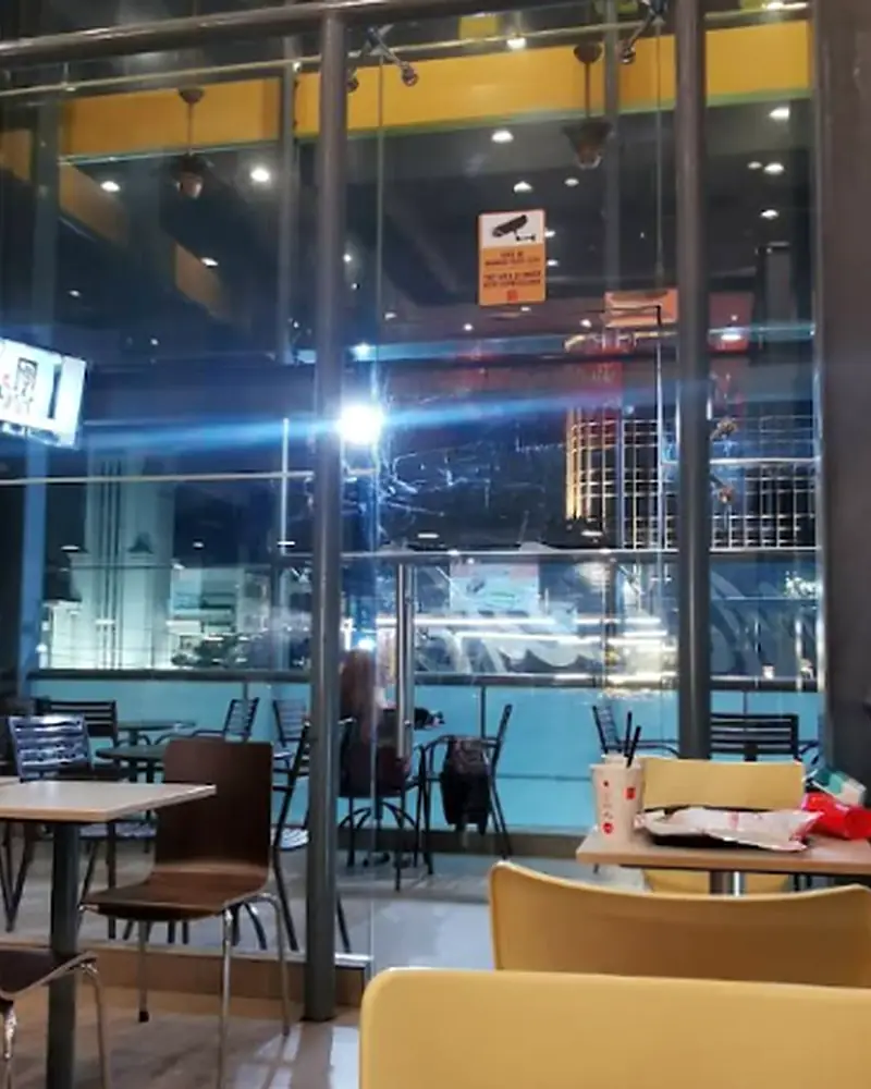 Area duduk di McDonald's Hayam Wuruk