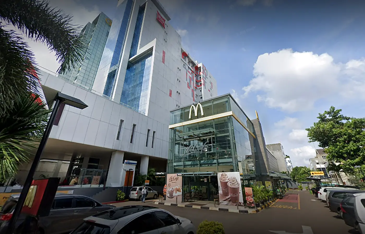 Tampak depan McDonald's Hayam Wuruk Jakarta Pusat